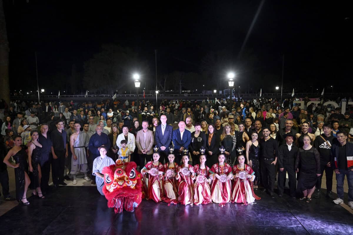Con la premisa de fomentar el deporte y el intercambio cultural, el Municipio de Tigre vivió la primera edición del Festival Nocturno Dragon Boat 1 unnamed 2024 09 30T194024.341 scaled