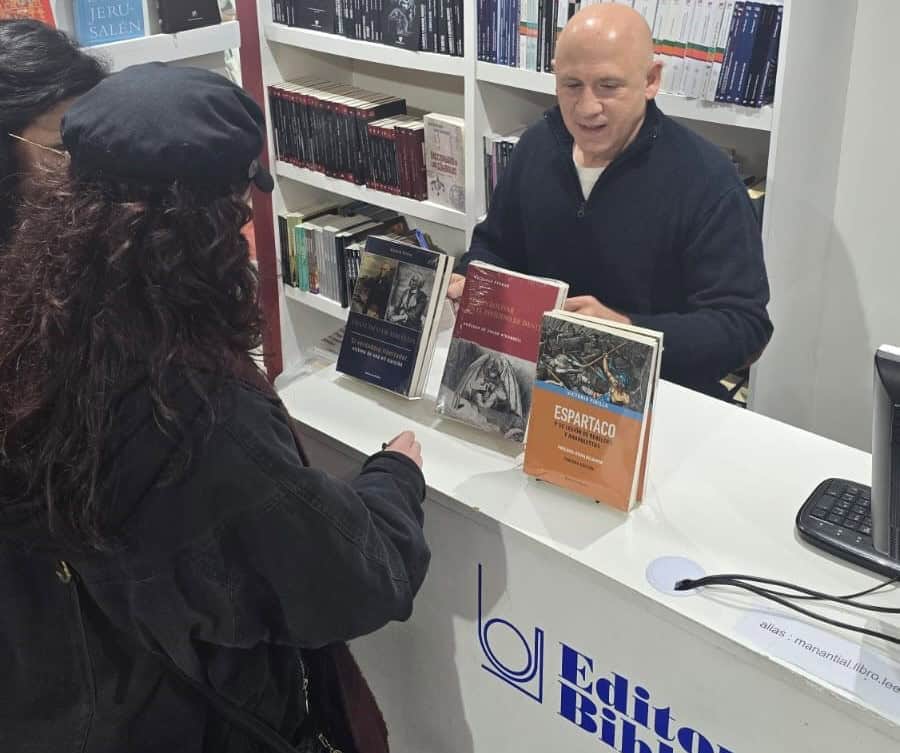 Historia, ficción y realidad en la Feria Internacional del Libro 2 Pirillo Rapopaort firma