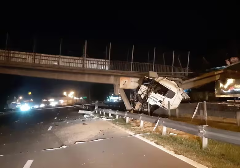 Un camión derribó un puente peatonal en Panamericana y provocó un corte total a la altura de Escobar 1 image 116