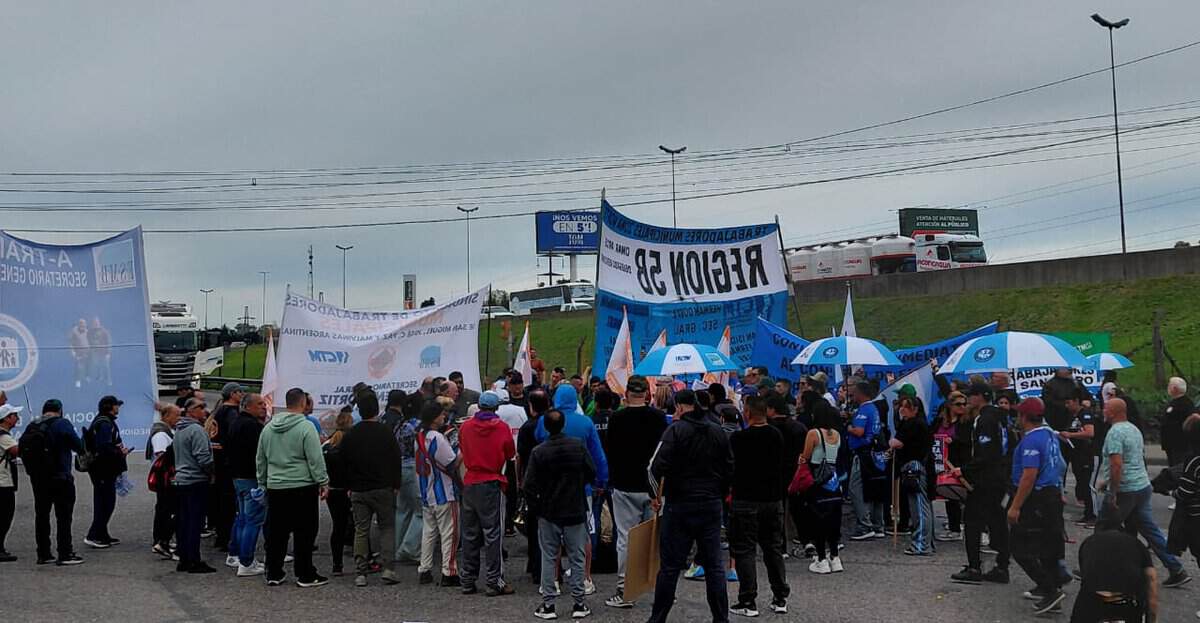 El Talar: Trabajadores municipales protestaron en Panamericana y 197 por la reapertura de la mesa salarial bonaerense 1 IMG 20261006 WA0040